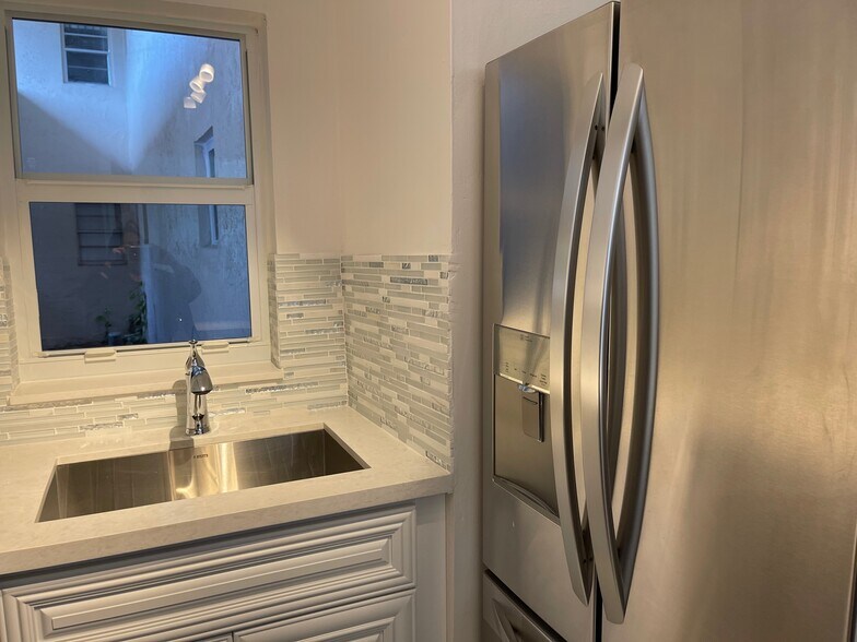 Kitchen - 860 NW 87th Ave