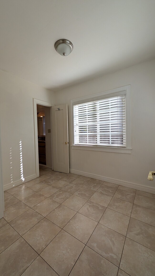 Building Photo - 1203 N Kenilworth Ave