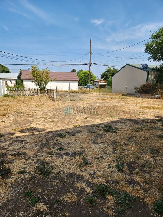 Building Photo - 1917 E Cataldo Ave