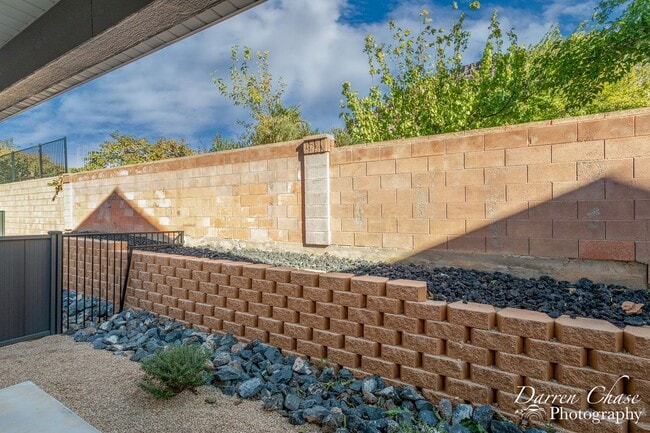 Building Photo - Beautiful!! End unit! 4 bedroom, 2.5 bathroom townhome in Hurricane!