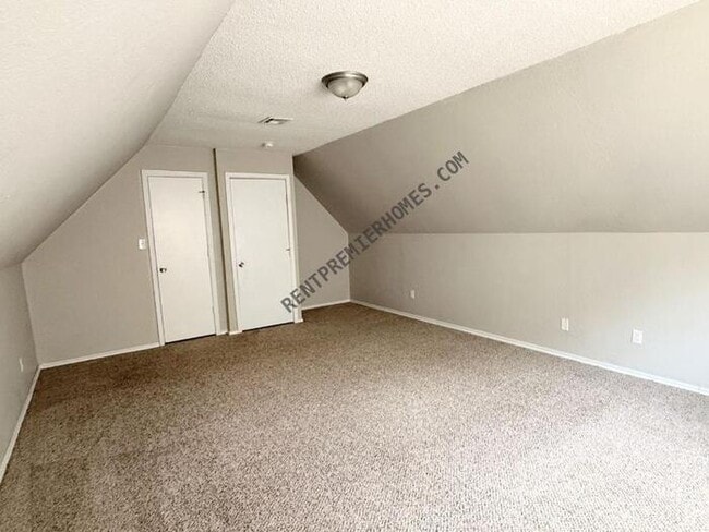 Building Photo - 1110 E 137th Pl