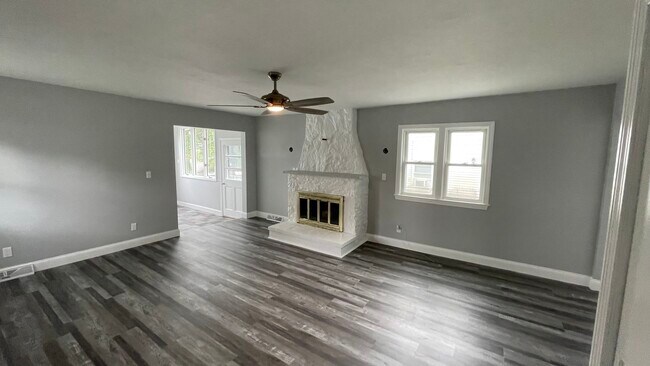 Living room - 20 Lakeview Pl