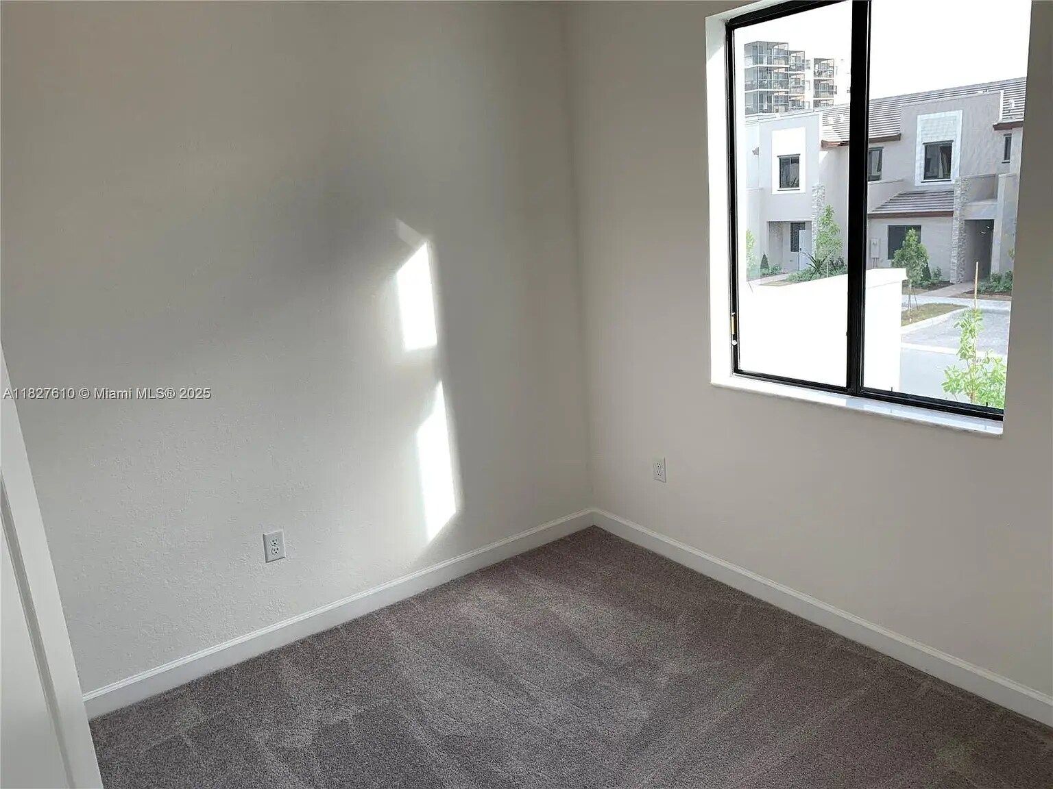 Building Photo - 303 NE 208th Ter