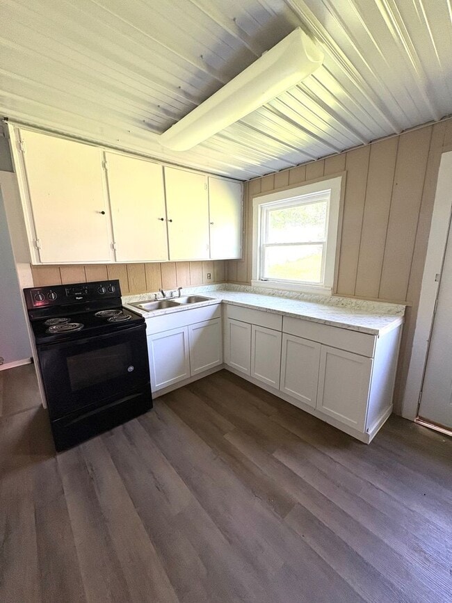 Building Photo - Charming 3BR Rental Close to Downtown Glasgow!
