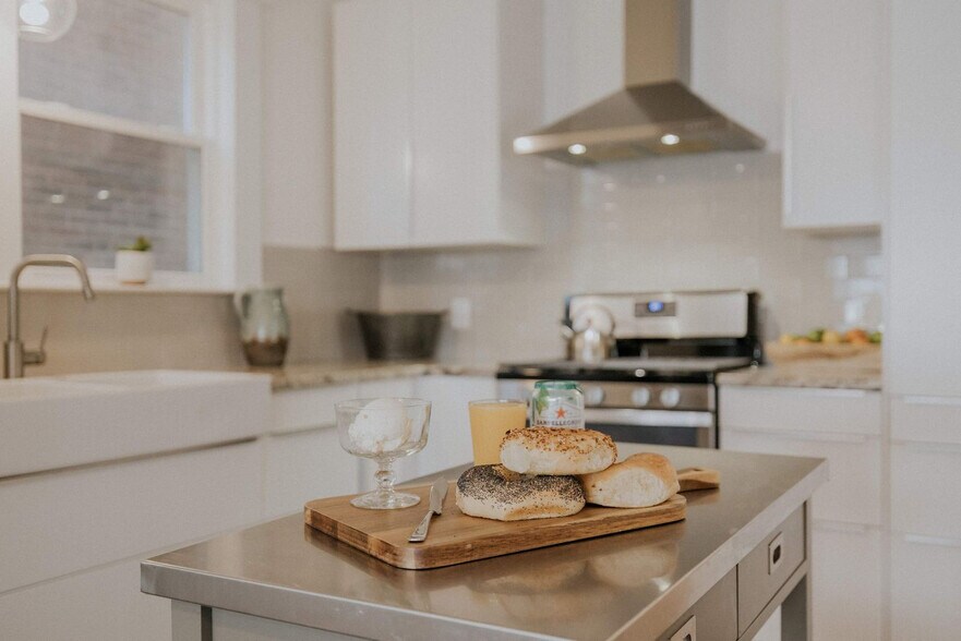 Building Photo - 3 S Surrey Ave