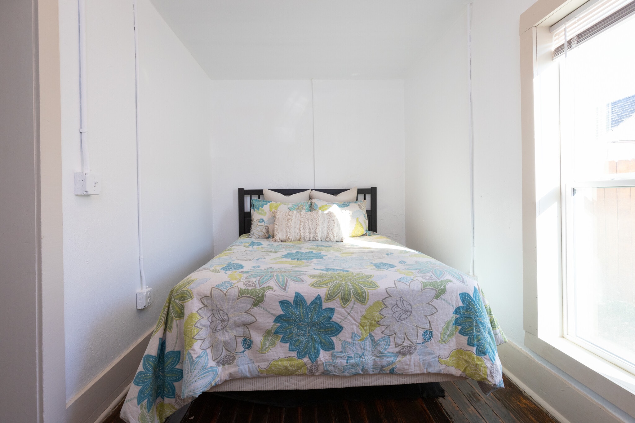 Building Photo - 105 E 2nd St