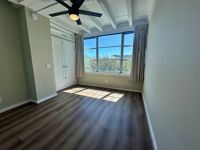 Building Photo - 1 BED | 1.5 BATH | HIGH RISE CONDO | DOWNTOWN SAVANNAH | E Liberty & Drayton St
