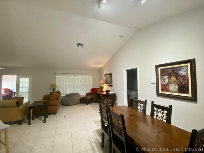 Building Photo - 1094 Raintree Ln
