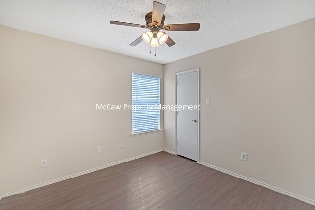 Building Photo - Fort Worth 2/1 Duplex close to TCC South!