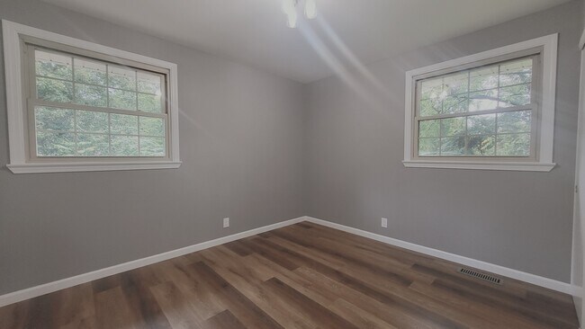 Building Photo - 910 Rexdale Dr