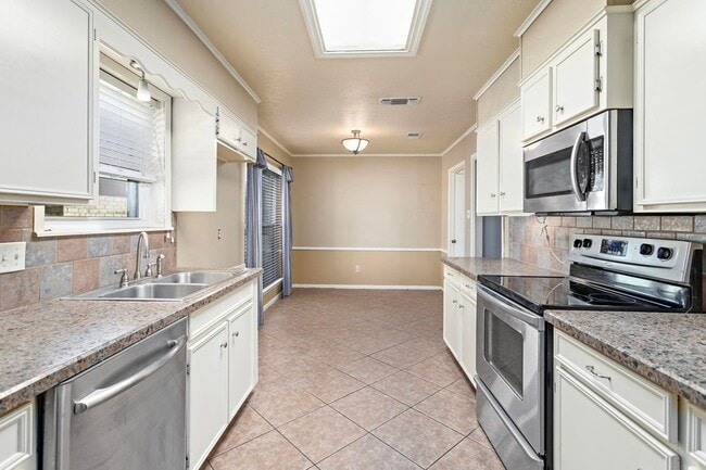 Building Photo - 6760 Gladys Ave