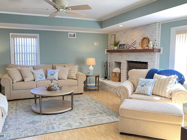 Building Photo - 102 W Colony Rd