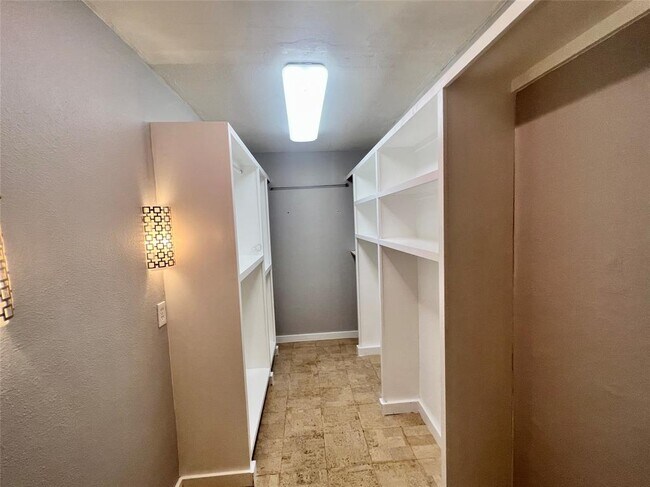 Building Photo - 3006 Lakeside Dr