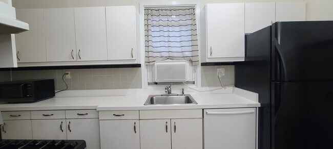 Building Photo - 49 Hudson Pl