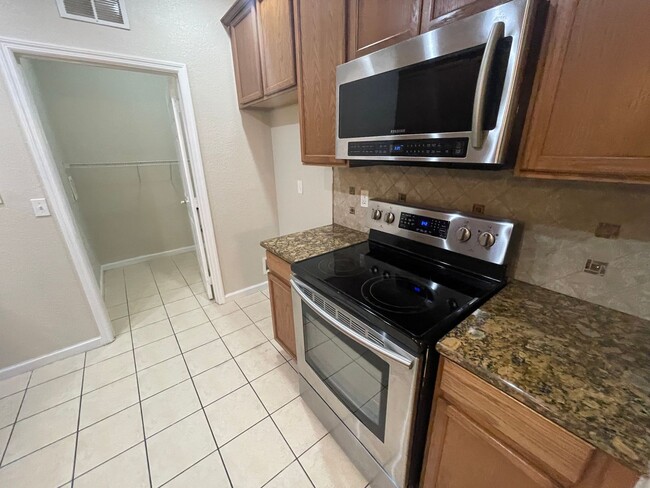 Building Photo - Affordable Elegance! 3 Bed 2 Bath Condo in...