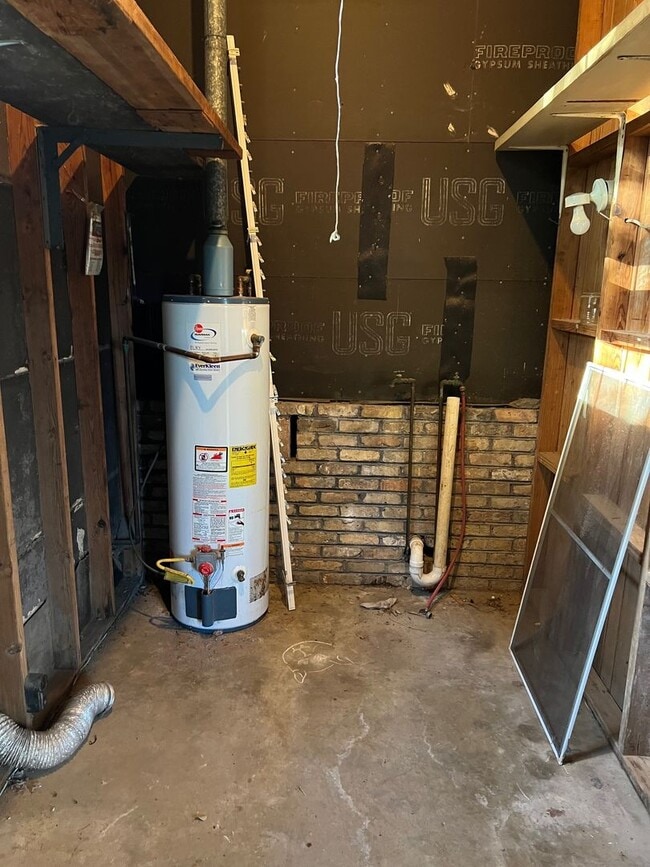 Building Photo - Brick home 3 bed and 2 bath