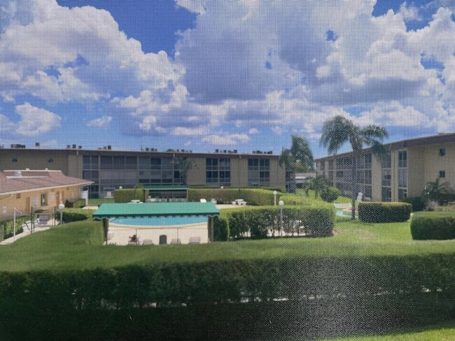 Building Photo - 500 Village Green Cir W