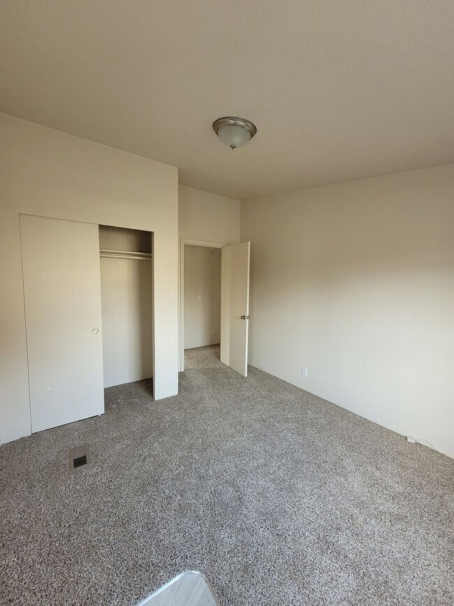 Building Photo - Pet Friendly 3 Bed : 2 Bath Home w/2 Car Garage & Access Ramp (Tangent)