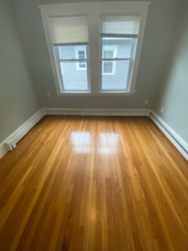 Building Photo - Lovely Brighton 4-bed, 2-bath Townhouse Near BC