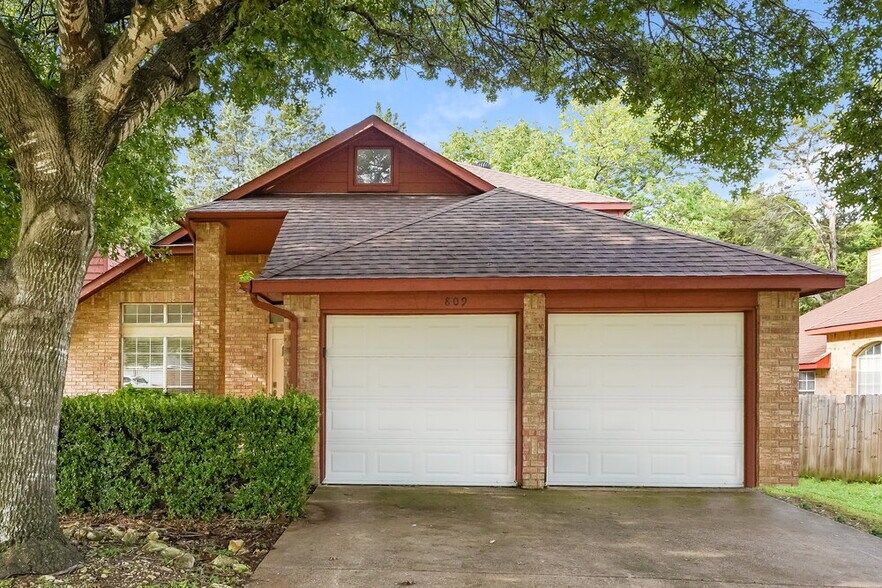 Primary Photo - 809 Clover Hill Ln