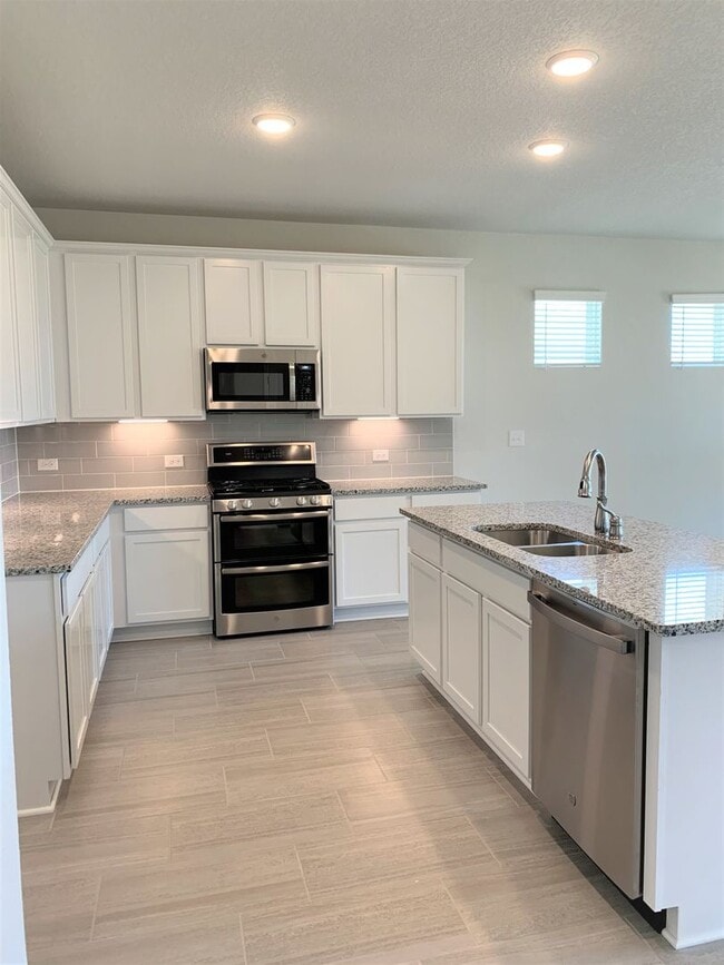 Building Photo - Large Single Level 4-bedroom in Oak Creek ...