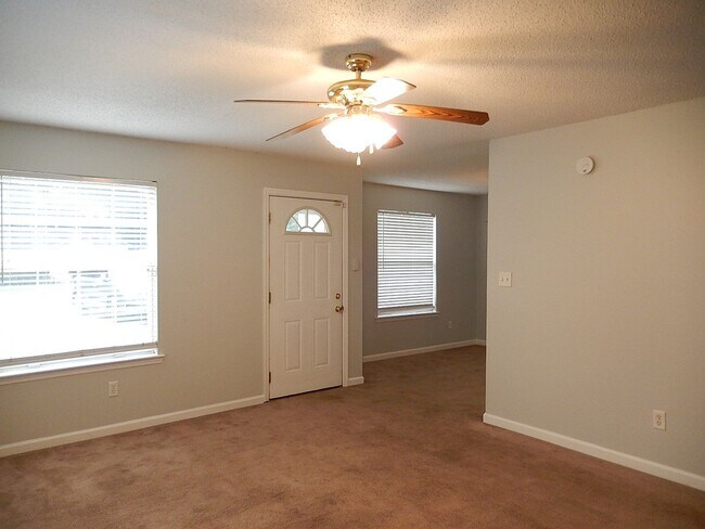 Building Photo - LOVELY & Spacious 3/2 Twn, New Plank Floor...
