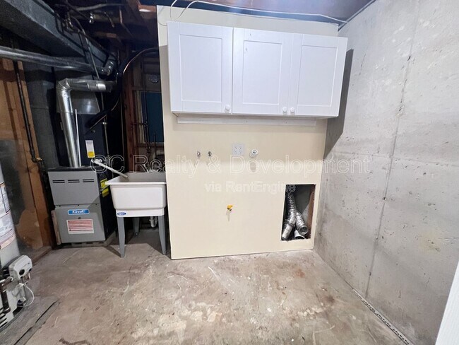 Building Photo - 206 E Center St