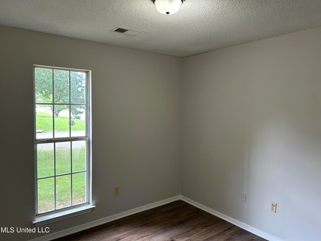 Building Photo - 3434 Laurelwood Dr