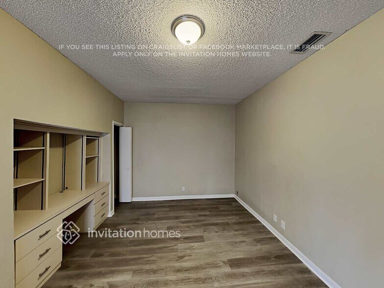 Building Photo - 8041 Buttonwood Cir