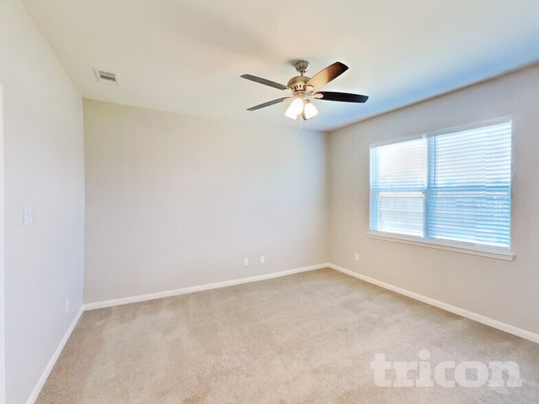 Building Photo - 116 Thorton Vine Dr