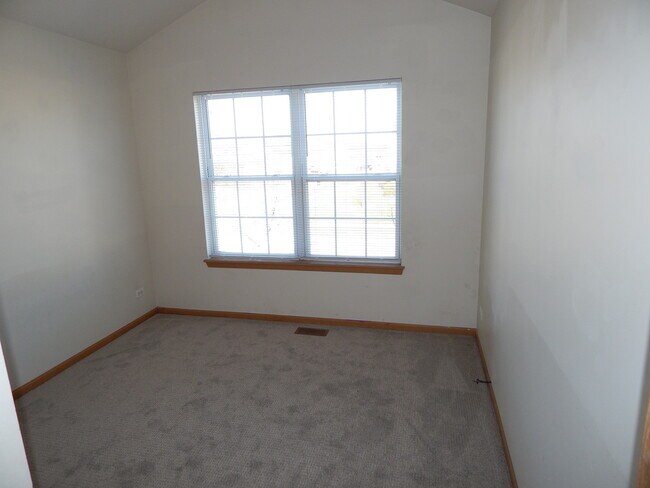 Building Photo - 2800 E Bridleway Ct