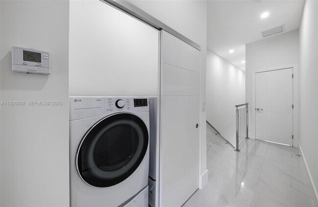 Building Photo - 3142 Carter St