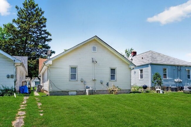 Building Photo - Freshly Updated Home in Warren Township