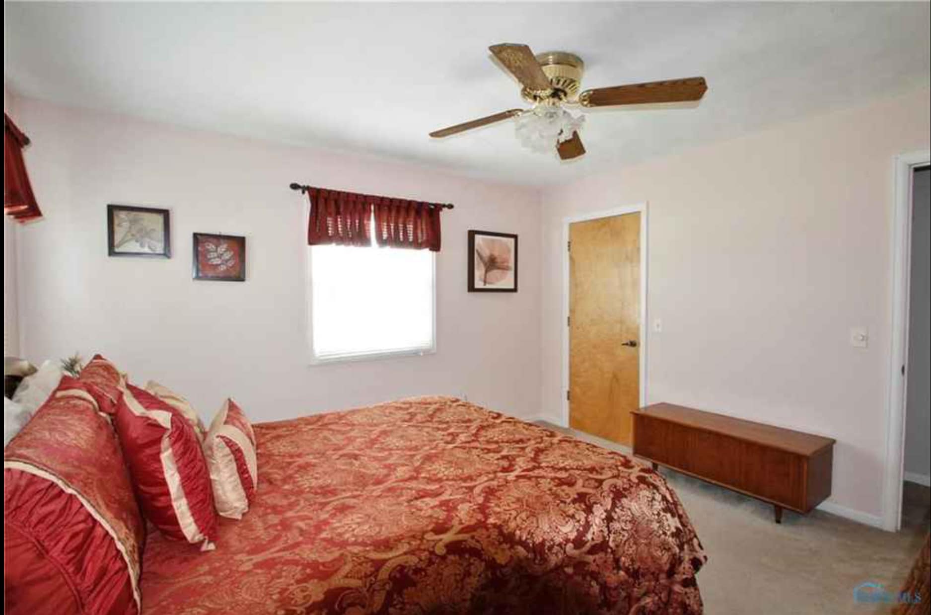 Master bedroom with walk-in closet - 5618 Cresthaven Ln