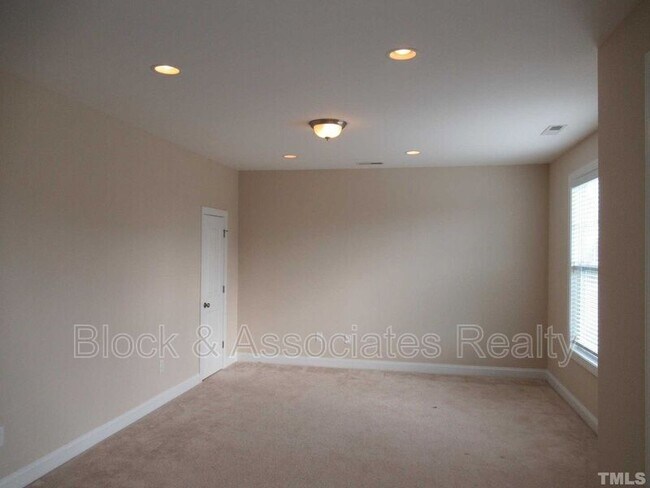 Building Photo - 1148 Holland Bend Dr