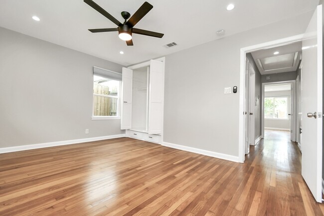 Building Photo - 8034 Ridgeview Dr