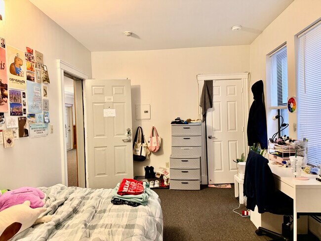 Building Photo - 829-833 Beacon Unit 103