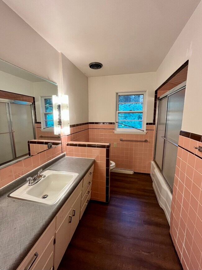 Building Photo - 2003 Lakeshore Dr