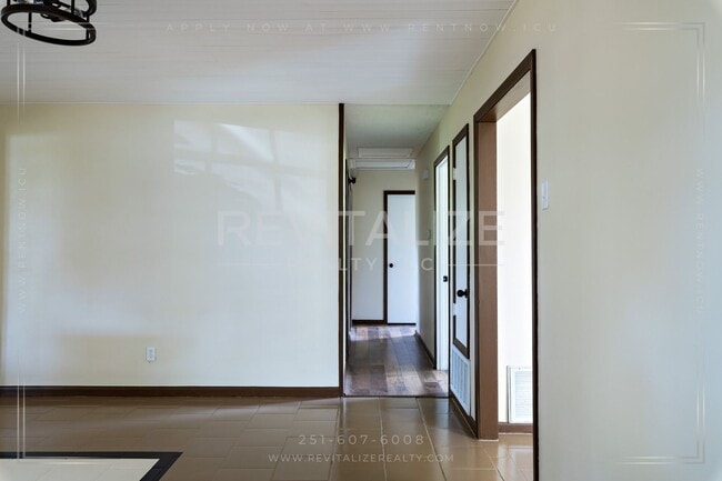 Building Photo - Beautiful Renovated 3 Bedroom/1 Bathroom H...