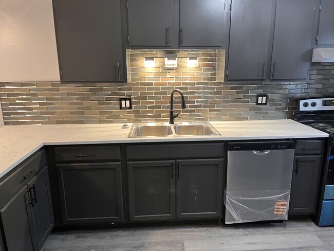 Building Photo - 5174-5174 Belle Isle Dr