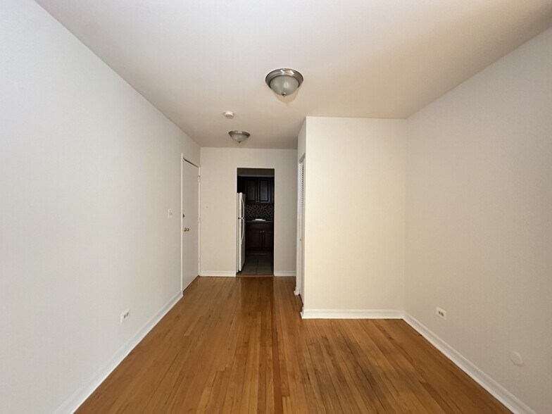 Building Photo - 6830 N Sheridan Rd