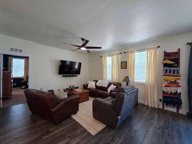 Building Photo - Beautiful Newer Build 3 Bedroom Home in Be...