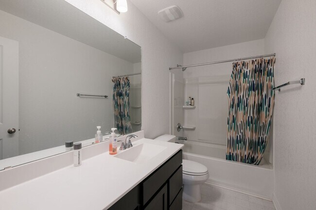 Building Photo - Comfort Meets Convenience in a Well-Located Home