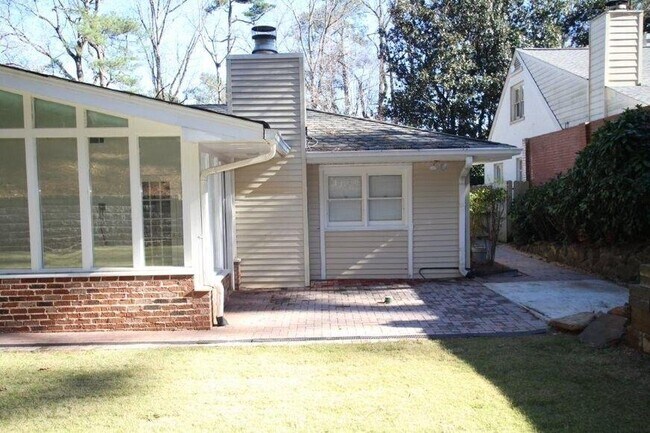 Building Photo - 4104 N Ivy Rd NE