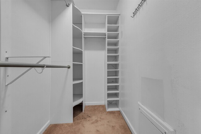 Building Photo - 23826 Farm Hill Dr