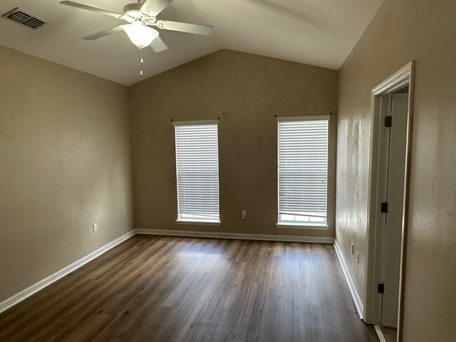 Building Photo - 22 Sir Lancelot Way