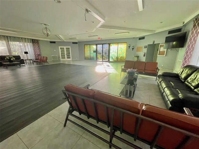 Building Photo - 5071 W Oakland Park Blvd