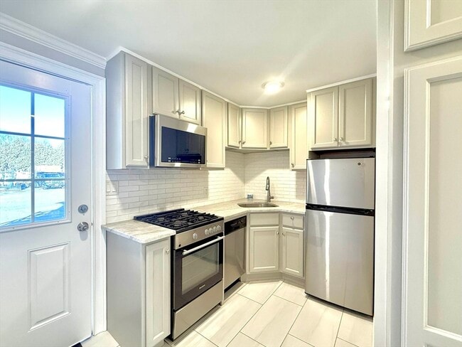 Building Photo - 284 Montvale Ave