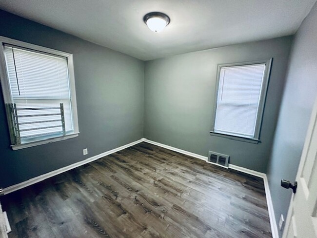 Building Photo - 3 Bedroom 1 Bath Welcome Section 8 Corner ...