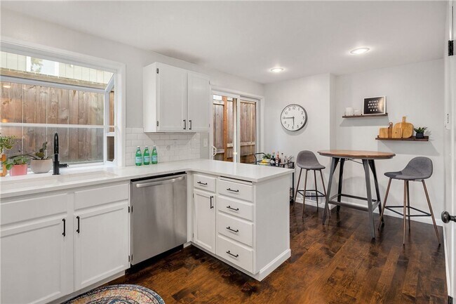 Building Photo - Updated 3 bed, 2 bath home in Greenwood